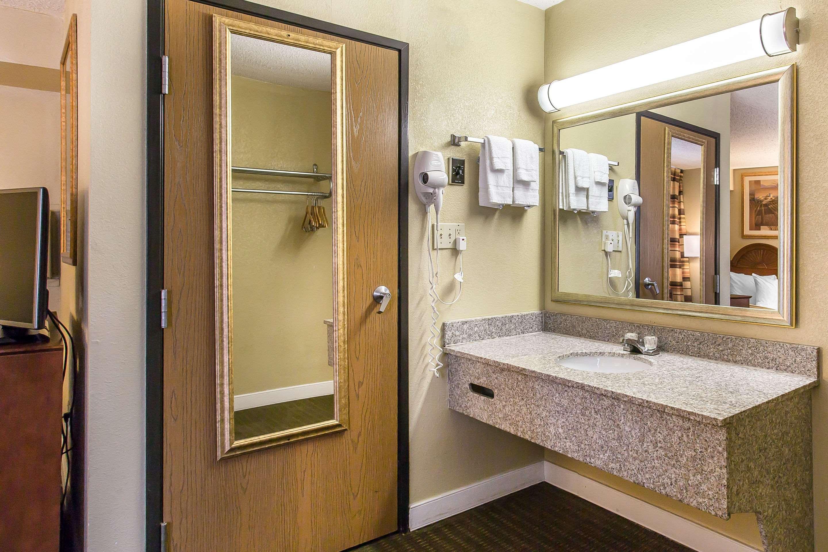 Quality Inn Лотон Экстерьер фото