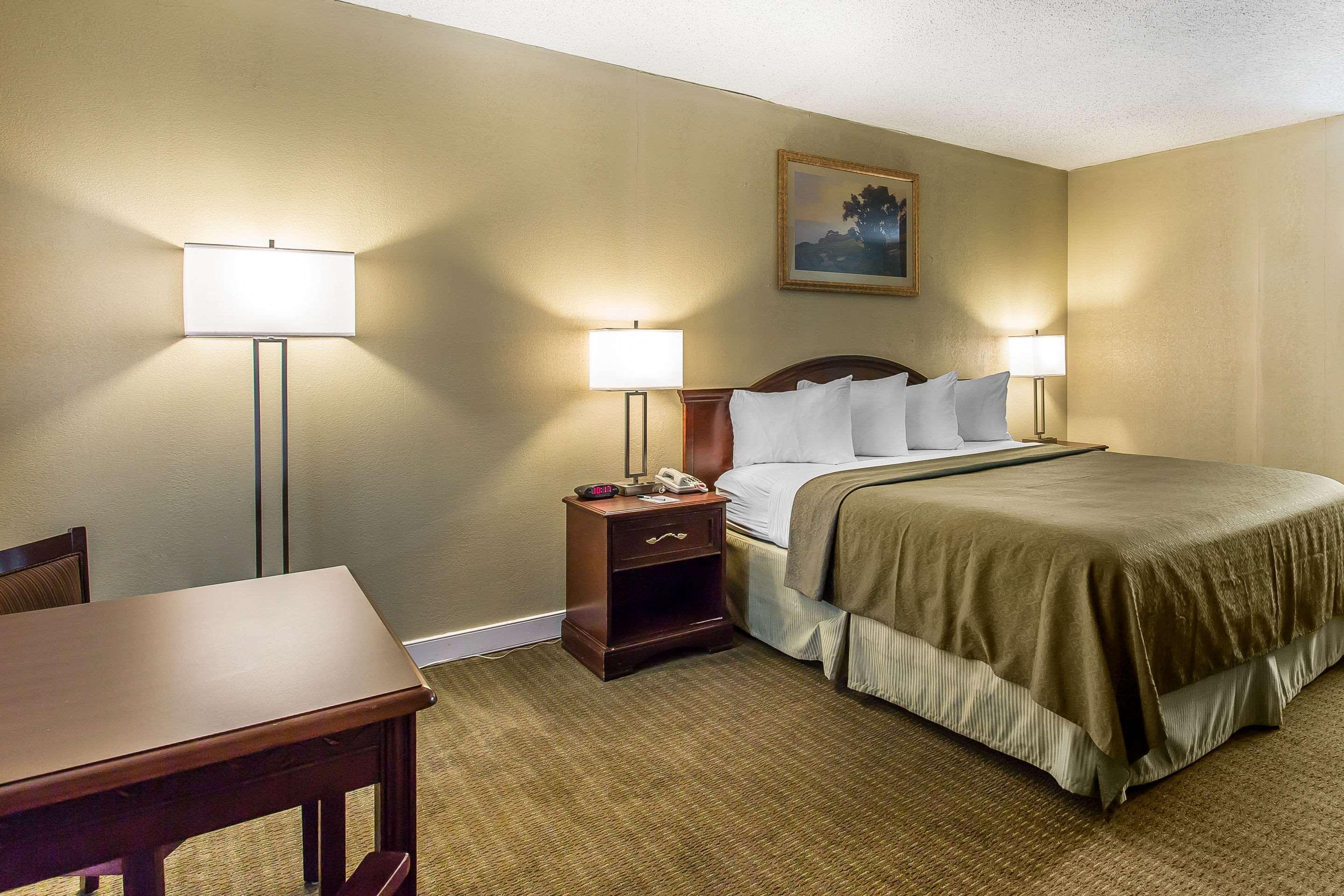 Quality Inn Лотон Экстерьер фото